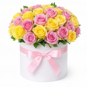 Цветы в коробке «Розы ассорти»