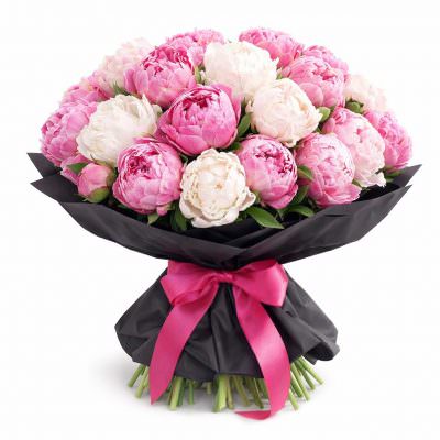 Букет из розовых и белых пионов «Светлый шарм»