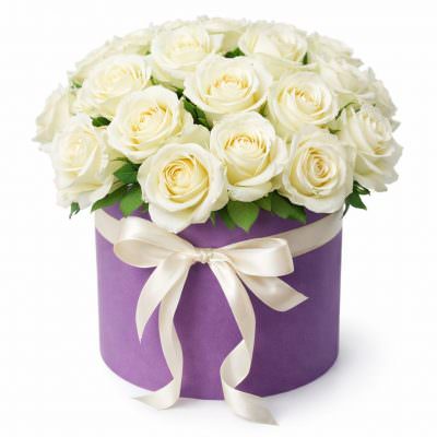Букет из белых роз в коробке «Снежная Нежность»
