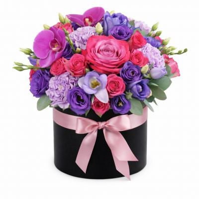 Цветочная композиция в шляпной коробке «Утренняя заря»